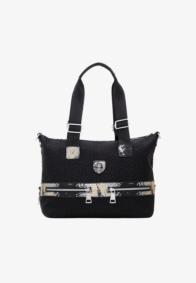 Czarna torebka z teksturowaną powierzchnią, gładkimi uchwytami oraz wężowym wzorem w złotym kolorze na kieszeni zapinanej na zamek; szczegóły w srebrnym kolorze.