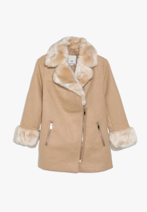 Abrigo de lana beige con cuello y puños de pelo suave, cremallera frontal asimétrica y bolsillos laterales con cremallera.