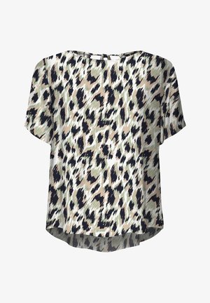 Helle lyseblå kortermet bluse med rund hals, prydet med et abstrakt leopardmønster i beige, svart og grønn.