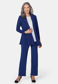 Marineblaues Zweiteiler-Outfit bestehend aus einem maßgeschneiderten Blazer mit langen Ärmeln und geraden Hosen, gefertigt aus einem weichen, glatten Stoff.