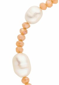 Perlenkette mit glatten weißen Perlen und facettierten Pfirsichperlen, die ein abwechselndes Design mit unterschiedlichen Formen und Texturen präsentiert.