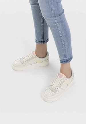 Trainers - white