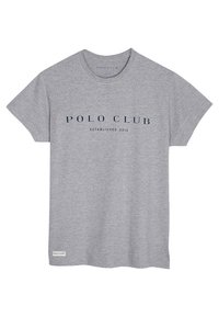 Šedé tričko s krátkým rukávem s nápisy „POLO CLUB“ a „ESTABLISHED 2012“ vytištěnými tmavě modře ve středu na přední straně.