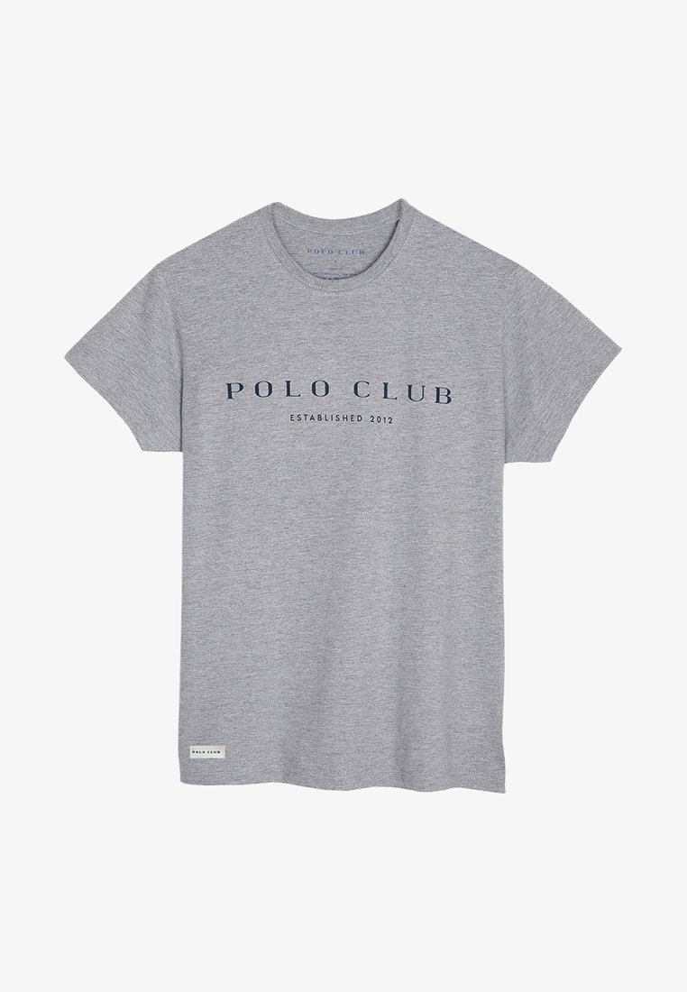 Šedé tričko s krátkým rukávem s nápisy „POLO CLUB“ a „ESTABLISHED 2012“ vytištěnými tmavě modře ve středu na přední straně.