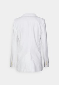 Bílý bavlněný blazer s klopovým límcem, dlouhými rukávy a čtyřmi zlatými knoflíky na manžetách. Hladká textura, přiléhavý střih.