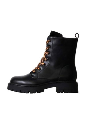 Botte de combat en cuir noir avec semelle épaisse et lacets imprimé léopard, avec des détails de couture et une languette à l’arrière.