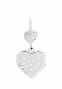 Ciondolo a forma di cuore in argento con un cuore più piccolo sopra. Il cuore più grande presenta dei punti e un numero inciso "925". Texture liscia, finitura lucida.
