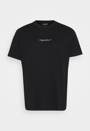 T-shirt noir en coton avec un col rond, des manches courtes et un texte brodé blanc indiquant "Établi dans le nord du Ming."