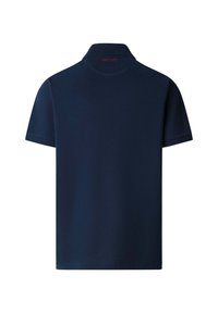 Camisa polo azul marino con cuello clásico, mangas cortas y una textura suave. Logotipo "HACKETT" bordado en rojo en la parte posterior del cuello.