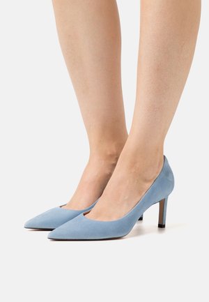 Décolleté in suede blu chiaro con punta affusolata, tacco sottile di 3 pollici e texture liscia, caratterizzati da un design classico e accenti minimalisti.