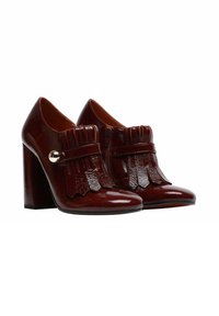 Scarpe con tacco alto color bordeaux dalla finitura lucida, con un dettaglio in pelle sfrangiata e una fibbia con finiture dorate sulla cinghia.