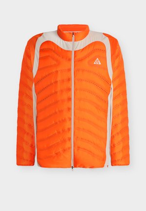 Φωτεινό πορτοκαλί ελαφρύ μπουφάν με ανοιχτό γκρι ρίγες στους ώμους, φερμουάρ μπροστά και μικρό λογότυπο ACG στο αριστερό στήθος.