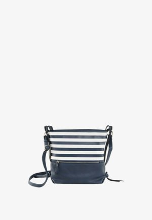 Bolso bandolera a rayas en azul marino y blanco con un bolsillo frontal con cremallera, correa ajustable y parte inferior de cuero sintético texturizado.