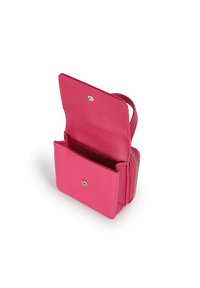 Compact roze leren portemonnee met een gestructureerde buitenkant, ritssluiting en drukknoop. Bevat een hoofdcompartiment en een extra pocket aan de binnenkant.