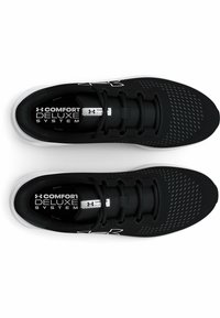 Chaussures de sport noires avec tige en maille, languette rembourrée, lacets et motif texturé. Comprend l'étiquette "Système Confort Deluxe". Semelle blanche.