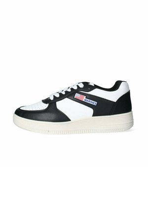 Sneakers bianco e nero con finitura in pelle liscia, dotati di punta perforata, colletto imbottito e una patch "MARINES" con dettaglio della bandiera.