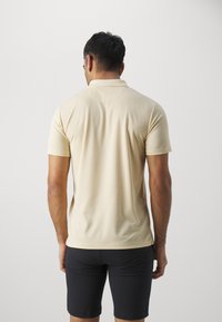 Lyle & Scott GOLF TECH - Polotričko - sand dune