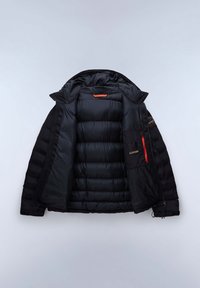 Schwarze Steppjacke aufgeklappt, zeigt gestepptes Innenfutter mit Reißverschlusstasche mit orangefarbigem Zipper auf einfarbig hellem Hintergrund.
