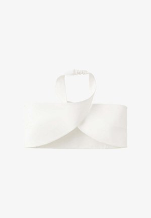 Bandeau blanc en tissu avec un design torsadé à l'avant et une bande élastique à l'arrière pour un maintien ajusté.