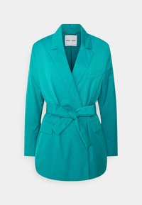 Blazer teal con colletto a punta, maniche lunghe, vita con cintura e taschino singolo sul petto. Tessuto liscio con vestibilità sartoriale.