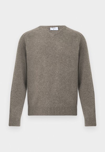 Γκρι πλεκτό πουλόβερ, στρογγυλή λαιμόκοψη, ριμπ μανσέτες και τελείωμα, απαλό ύφασμα, κατασκευασμένο από μείγμα μαλλιού, μινιμαλιστικός σχεδιασμός με ετικέτα ορατή στη λαιμόκοψη.