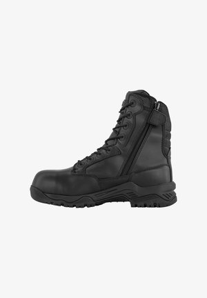 Zwarte tactische laars met een hoge schacht, veterontwerp aan de voorkant, zijrits, versterkte neus en een gestructureerde rubberen zool voor grip.