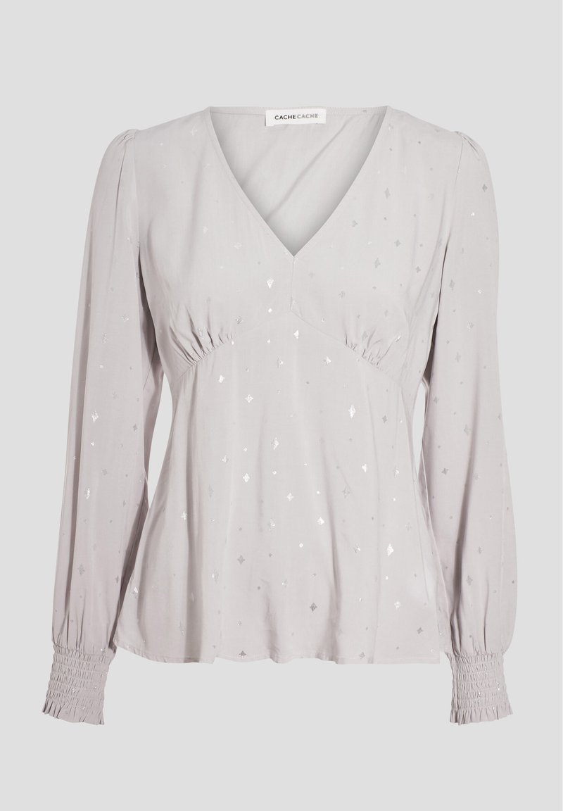 Blouse à manches longues gris clair avec col en V, buste froncé, poignets smockés et petits motifs dispersés en forme de diamants argentés.