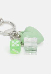 Porte-clés avec un cœur vert menthe, un cube de glace transparent et un dé vert avec des points blancs, attaché à un anneau en argent.