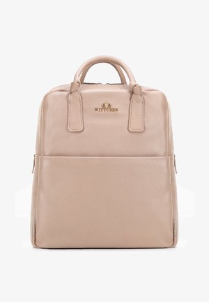 Zaino in pelle beige con finitura testurizzata, dotato di manico superiore, due spallacci e un logo dorato. Design minimalista con tasca frontale.