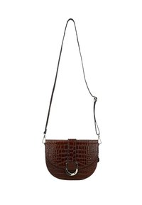 Borsa a tracolla in pelle marrone con stampa coccodrillo, dotata di pattina arrotondata, accessori in argento e cinturino staccabile. Texture liscia con finitura lucida.