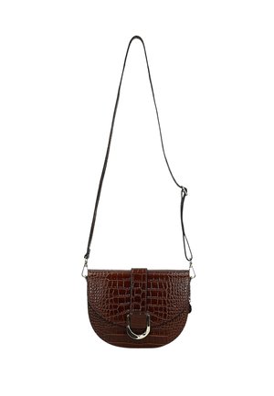Borsa a tracolla in pelle marrone con stampa coccodrillo, dotata di pattina arrotondata, accessori in argento e cinturino staccabile. Texture liscia con finitura lucida.