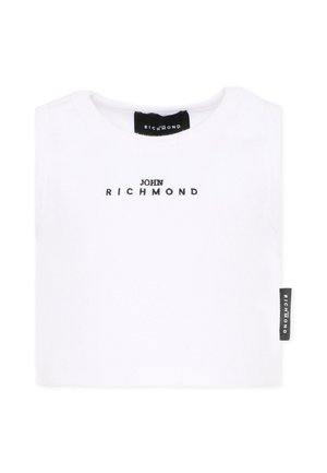 T-shirt bianca piegata con testo nero "John Richmond" ricamato sul petto e etichetta del marchio nera sul colletto e sulla cucitura laterale.
