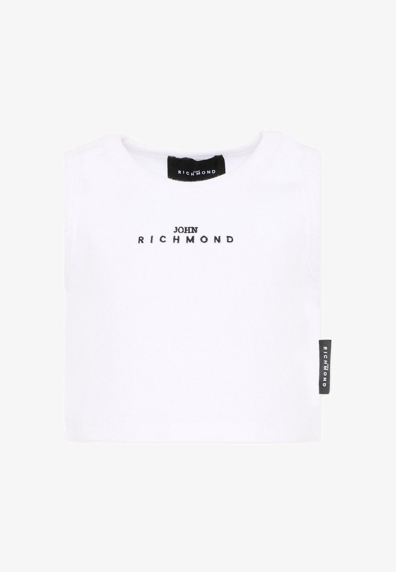 T-shirt blanc plié avec le texte "John Richmond" brodé en noir sur la poitrine et une étiquette de marque noire sur le col et la couture latérale.