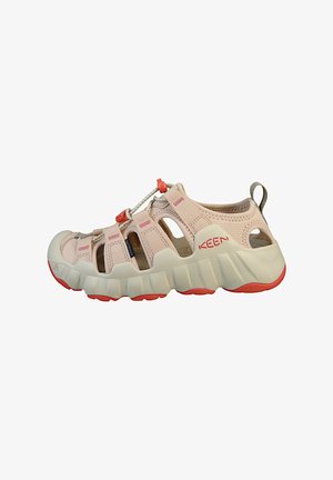 Sandalia impermeable Keen en rosa claro y beige con puntera cerrada, cordones elásticos ajustables y detalles rojos en la suela y el logo.