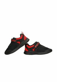 Scarpe sportive nere e rosse con tomaia in mesh traspirante, cinturino Velcro, suola testurizzata e fondo in gomma liscia.