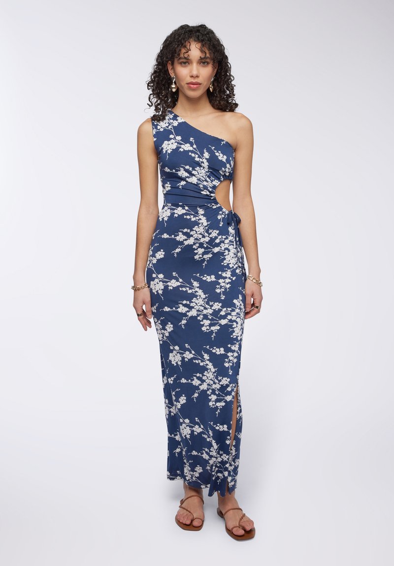 Abito lungo blu navy con una spalla e motivo floreale; taglio laterale e dettaglio con fiocco; tessuto morbido; presenta una alta fessura sulla coscia.