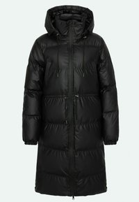 Lungo cappotto imbottito nero con cappuccio, texture trapuntata, zip frontale, vita con lacci e polsini elasticizzati, progettato per calore e copertura.