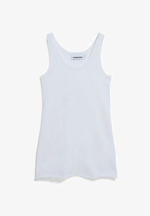 Débardeur blanc sans manches avec encolure dégagée, ourlet droit, et étiquette "ARMEDANGELS" à l'intérieur du col.