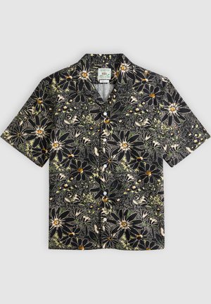 Czarna koszula na guziki z krótkim rękawem, z dużym białym i żółtym kwiatowym wzorem oraz zielonymi liściastymi akcentami.