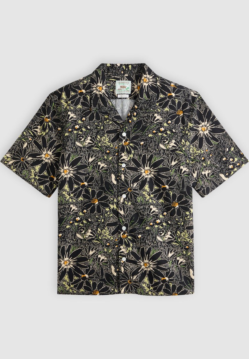 Camicia nera a maniche corte con bottoni, con grandi motivi floreali bianchi e gialli e accenti di foglie verdi.