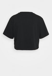 T-shirt noir coupé court avec manches courtes, col rond, en coton doux. Design simple, sans motifs ni accents visibles.