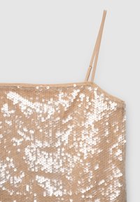 Beiges Paillettentop mit dünnen Trägern; verfügt über eine strukturierte Oberfläche durch verstreute reflektierende Pailletten; glatter Stoffuntergrund.