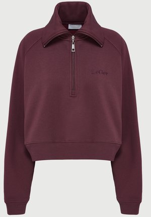 Beskarvet maroon hettegenser med kvart-glidelås foran, høy krage, ribbestrikkede mansjetter og kant, og brodert "LeGer"-logo på brystet.