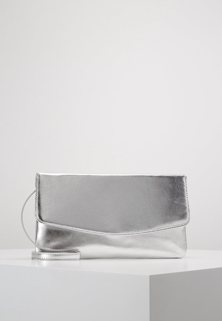 Pochette en métal argenté à texture lisse, avec rabat pliable et bandoulière détachable, présentant des lignes épurées et un design minimaliste.