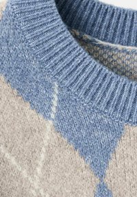 Collo in maglia con design a coste blu, motivo a diamante blu chiaro e beige, e tessuto morbido. 
