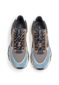 Blå och grå sneakers i blandade material: mocka, nät och gummi. Anmärkningsvärda funktioner inkluderar snörningar, en vadderad krage och en texturerad sula.