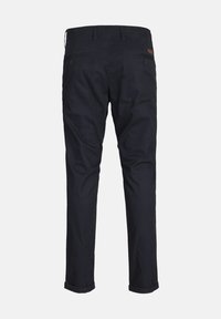 Pantalons en coton marine foncé avec une coupe droite, poches arrière et ourlets roulés. Le matériau semble lisse avec une finition mate.