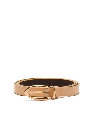Ceinture en cuir beige avec une texture lisse, dotée d'une boucle en métal doré et de plusieurs trous d'ajustement sur toute la longueur.