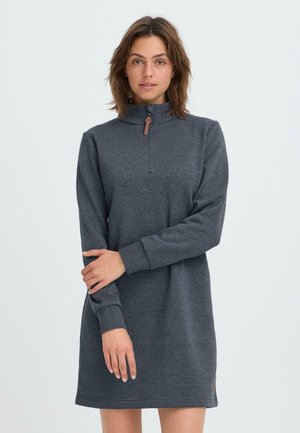 Rochie lungă gri cu mâneci lungi, guler cu fermoar pe jumătate, manșete ajurate și un material texturat. Include un mic accent cu logo maroniu aproape de tiv.