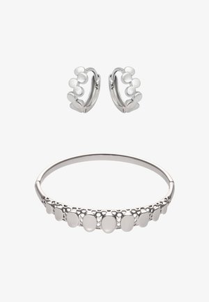 Cercei cerc argintii cu accente rotunjite și o brățară subțire asortată, având o suprafață texturată și detalii ovale netede.